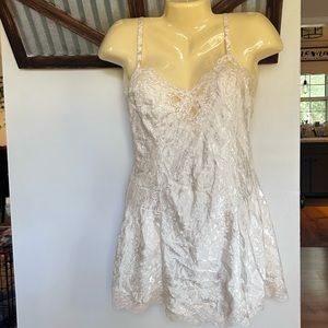 Vintage gold label Victoria's Secret Lace jacquard V neckline slip Size Small